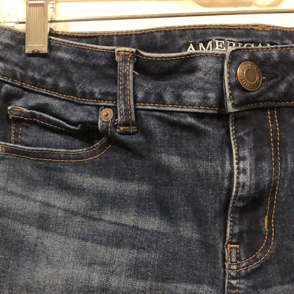 American Eagle Jean Shorts Women’s 4 midi denim blue distressed destroyed EUC - Picture 3 of 10